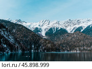 Горное озеро Рица в Абхазии (2021 год). Редакционное фото, фотограф Назар Дармодехин / Фотобанк Лори