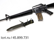 Винтовка М16 светлый фон+штык (2024 год). Редакционное фото, фотограф Дарджания Зураб / Фотобанк Лори