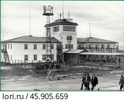 Здание аэропорта посёлка Хатанга. Старая чёрно-белая фотография времён СССР 1970-х годов. Редакционная иллюстрация, иллюстратор александр афанасьев / Фотобанк Лори