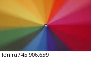 A multi-colored rainbow umbrella rotates. Стоковое видео, видеограф Михаил Коханчиков / Фотобанк Лори