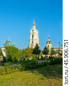 Moscow, Russia - August 30, 2024. Novospassky Monastery, Transfiguration Cathedral and Bell Tower. Редакционное фото, фотограф Григорий Стоякин / Фотобанк Лори