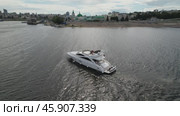 Чебоксары - частная яхта плывет по реке Волге (аэросъемка 2022 года) Стоковое видео, видеограф Владислав Самошкин / Фотобанк Лори