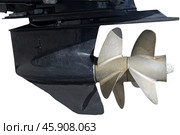 Подвесной лодочный мотор с гребным винтом на белом фоне. Outboard boat motor with propeller on white background. Стоковое фото, фотограф Татьяна Д / Фотобанк Лори