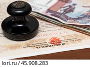 Деньги и печать нотариуса лежат на нотариально заверенной доверенности. Редакционное фото, фотограф Игорь Низов / Фотобанк Лори