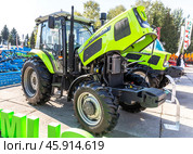 Zoomlion RN904 agricultural wheeled tractor at the agricultural machinery and equipment fair (2022 год). Редакционное фото, фотограф FotograFF / Фотобанк Лори