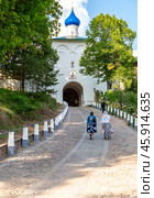 Pilgrims in the Holy Dormition Pskovo-Pechersky (Pskov-Caves) monastery (2024 год). Редакционное фото, фотограф FotograFF / Фотобанк Лори