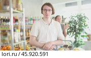 In shop girl stands behind husband, hurling abuse and indignation at him. Стоковое видео, видеограф Яков Филимонов / Фотобанк Лори