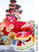 Chinese red Christmas lanterns on Tverskaya Street in Moscow. Close-up. The first ever meeting of the Chinese New Year 2024 in Moscow. Стоковое фото, фотограф Photojuli / Фотобанк Лори