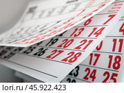 Переворачивание листов календаря с черными и красными цифрами / Flipping of calendar sheets with black and red numbers. Стоковое фото, фотограф Петроченко Мария Петровна / Фотобанк Лори