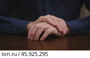 Businessman sitting at table puts one hand on other and taps his fingers thoughtfully. hands in close-up. Стоковое видео, видеограф ЛУНИНА ВЕРОНИКА / Фотобанк Лори