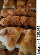 Fresh pastries on wooden plates: triangular samosas samosas, sochnik. Стоковое фото, фотограф Екатерина Якименко / Фотобанк Лори