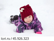 Трехлетняя девочка ползает в снегу. Стоковое фото, фотограф Кекяляйнен Андрей / Фотобанк Лори