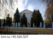 Кимовский Городской Суд на улице Бессолова в центре Кимовска, Тульская область. Солнечный осенний день. Стоковое фото, фотограф Александр Кузнецов / Фотобанк Лори