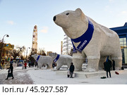 Город Тюмень. Фигура медведя Папа Миша возле здания цирка. Редакционное фото, фотограф Александр Тараканов / Фотобанк Лори