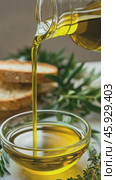 Pouring virgin olive oil into glass bowl with bread and herbs. Стоковое AI-видео, аниматор Юрий Поздников / Фотобанк Лори