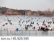Массовое катание на коньках на озере Kunming Lake у Летнего дворца в Пекине, Китай (2024 год). Редакционное фото, фотограф Кекяляйнен Андрей / Фотобанк Лори