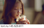 Young girl enjoying bubble tea in a cafe. Стоковое видео, видеограф Данил Руденко / Фотобанк Лори