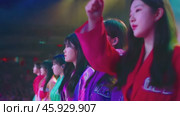 K Pop girl group singing on stage in front of audience. Стоковое видео, видеограф Данил Руденко / Фотобанк Лори