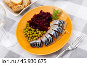 Lightly salted herring fillet with beetroot and green peas closeup. Стоковое фото, фотограф Яков Филимонов / Фотобанк Лори