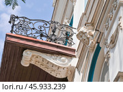 Балкон с декором , дом Маслова ( памятник архитектуры в Астрахани ) (2013 год). Стоковое фото, фотограф Павел Просянов / Фотобанк Лори