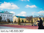 Здания (памятники архитектуры) в Астраханском кремле - консистория,  бывшие казармы Астраханского гарнизона (2017 год). Редакционное фото, фотограф Павел Просянов / Фотобанк Лори