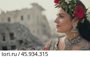 Actress wearing flower crown posing in front of ruins. Стоковое видео, видеограф Данил Руденко / Фотобанк Лори