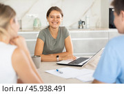 Girl manager tells clients about specifics of design of microloan, about benefits and advantages. Стоковое фото, фотограф Яков Филимонов / Фотобанк Лори
