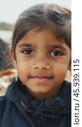 Smiling young refugee girl radiating hope and innocence. Стоковое видео, видеограф Данил Руденко / Фотобанк Лори