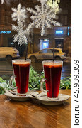 Mulled wine on the Christmas table. Стоковое фото, фотограф Марина Володько / Фотобанк Лори