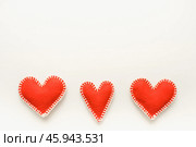 Красные сердечки из фетра. Красные сердечки ручной работы. Фон из красных сердчек. Фон к дню валентина. Red felt hearts. Handmade red hearts. Red hearts background. Valentine's Day background. Стоковое фото, фотограф Ольга Митряева / Фотобанк Лори
