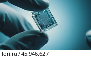 Precise manipulation of a small microchip in a laboratory setting. Стоковое видео, видеограф Данил Руденко / Фотобанк Лори