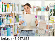 Woman choosing fabric softener. Стоковое фото, фотограф Яков Филимонов / Фотобанк Лори