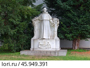 Брно, Чехия. Памятник Грегору Иоганну Менделю, основоположнику генетики (2019 год). Стоковое фото, фотограф Михаил Марковский / Фотобанк Лори