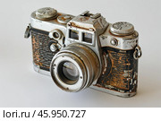Showing old rusty rangefinder camera with cracked leather and dials. Стоковое AI-изображение, AI-художник Иван Рябоконь / Фотобанк Лори
