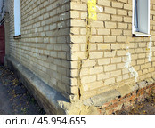 Вертикальная трещина в стене на углу кирпичного дома. Редакционное фото, фотограф Вячеслав Палес / Фотобанк Лори