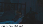Insomniac woman tossing and turning lying awake on bed at night. Стоковое видео, видеограф Маргарита Кирьякова / Фотобанк Лори