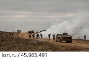 Подразделение российских войск на дороге. Пехота и военная техника в прифронтовой зоне. (2019 год). Редакционное фото, фотограф Евгений Зимин / Фотобанк Лори
