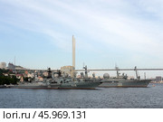Военные корабли в бухте Золотой Рог. Владивосток (2022 год). Редакционное фото, фотограф Free Wind / Фотобанк Лори