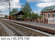 Ретро станция железной дороги "Шувакиш". Типичная станция Уральской горно-металлургической железной дороги начала двадцатого века (2024 год). Редакционное фото, фотограф Pukhov K / Фотобанк Лори
