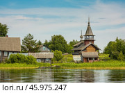 Часовня Петра и Павла в деревне Насоновщина (Волкостров). Карелия. Летний день. Вид с воды. Редакционное фото, фотограф Сергей Цепек / Фотобанк Лори
