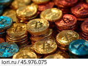 Россыпь разноцветных монет биткоинов (bitcoins) Стоковое AI-изображение, AI-художник Бродовой Дмитрий / Фотобанк Лори