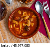 Madrid-style tripe served on table. Стоковое фото, фотограф Яков Филимонов / Фотобанк Лори
