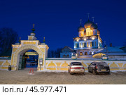 У собора Воскресения Христова январской ночью. Тутаев, Ярославская область. Редакционное фото, фотограф Виктор Карасев / Фотобанк Лори