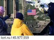 Выставка трофейной военной техники, прибывшей с харьковского и сумского направлений СВО, в музейно-историческом парке "Россия - Моя история". Посетители на выставке осматривают военную технику. Редакционное фото, фотограф Сергей Шелагин / Фотобанк Лори