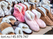 Различные теплые тапочки ручной работы. Стоковое фото, фотограф FotograFF / Фотобанк Лори