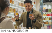 Shop assistant showing two perfumes to a customer. Стоковое AI-видео, аниматор Юрий Поздников / Фотобанк Лори
