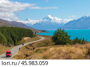 Campervan on Road to Mount Cook National Park over picturesque Lake Pukaki and Southern Alps, New Zealand. Стоковое фото, фотограф NataMint / Фотобанк Лори