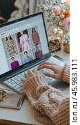 Woman browsing fashion e commerce website on laptop. Стоковое AI-видео, аниматор Юрий Поздников / Фотобанк Лори