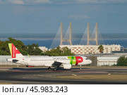 TAP Air Portugal Airbus A321-251N passenger plane taxi in Humberto Delgado Airport in Lisbon (2023 год). Редакционное фото, фотограф Дмитрий Рухленко / Фотобанк Лори