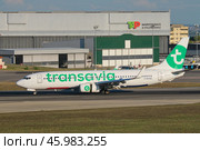 Transavia Boeing 737-8K2 passenger plane taxi on runway in Humberto Delgado Airport in Lisbon (2023 год). Редакционное фото, фотограф Дмитрий Рухленко / Фотобанк Лори